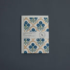 Carte fleurie – Treillage de fleurs bleues indigo