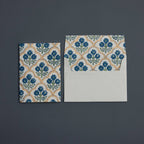 Carte fleurie – Treillage de fleurs bleues indigo