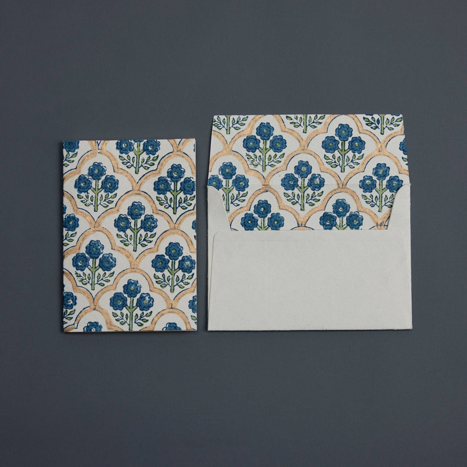 Carte fleurie – Treillage de fleurs bleues indigo