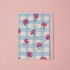 Carte d’anniversaire – Vichy bleu et fleurs roses