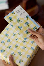 Carte fleurie – Vichy jaune et fleurs bleues
