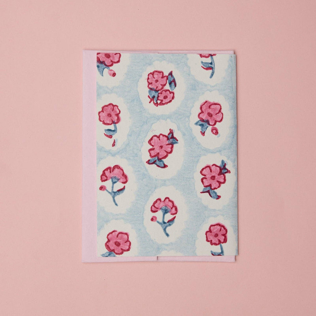 Carte fleurie – Fleurs roses sur fond bleu