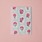 Carte fleurie – Fleurs roses sur fond bleu