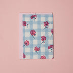 Carte d’anniversaire – Vichy bleu et fleurs roses